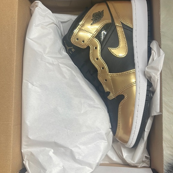 COPY - Youth AirJordan 1 Mid Se - Picture 1 of 11